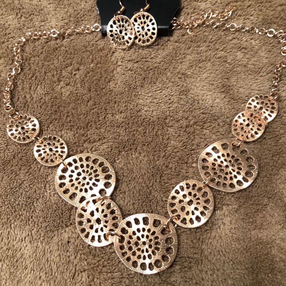 Free wheel rose gold necklace and earring set